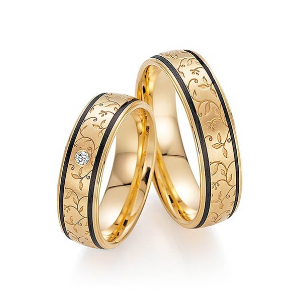 Goldene Ringe mit schwarzen Streifen und floralem Muster