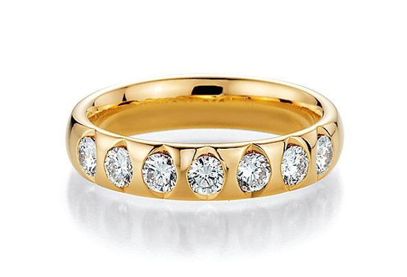 Goldener Ring mit Steinchen