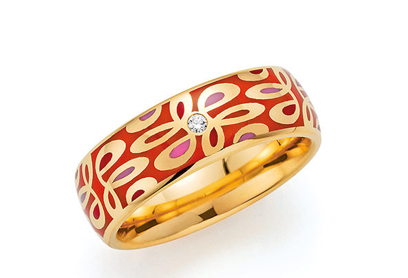 Goldener Ring mit rotem Muster